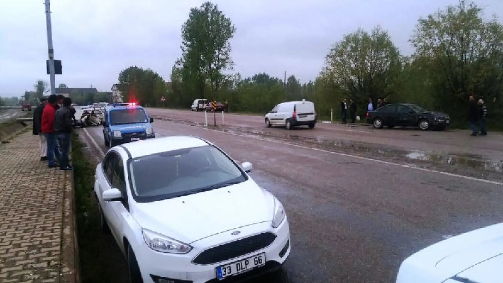 İki otomobil çarpıştı: 6 yaralı