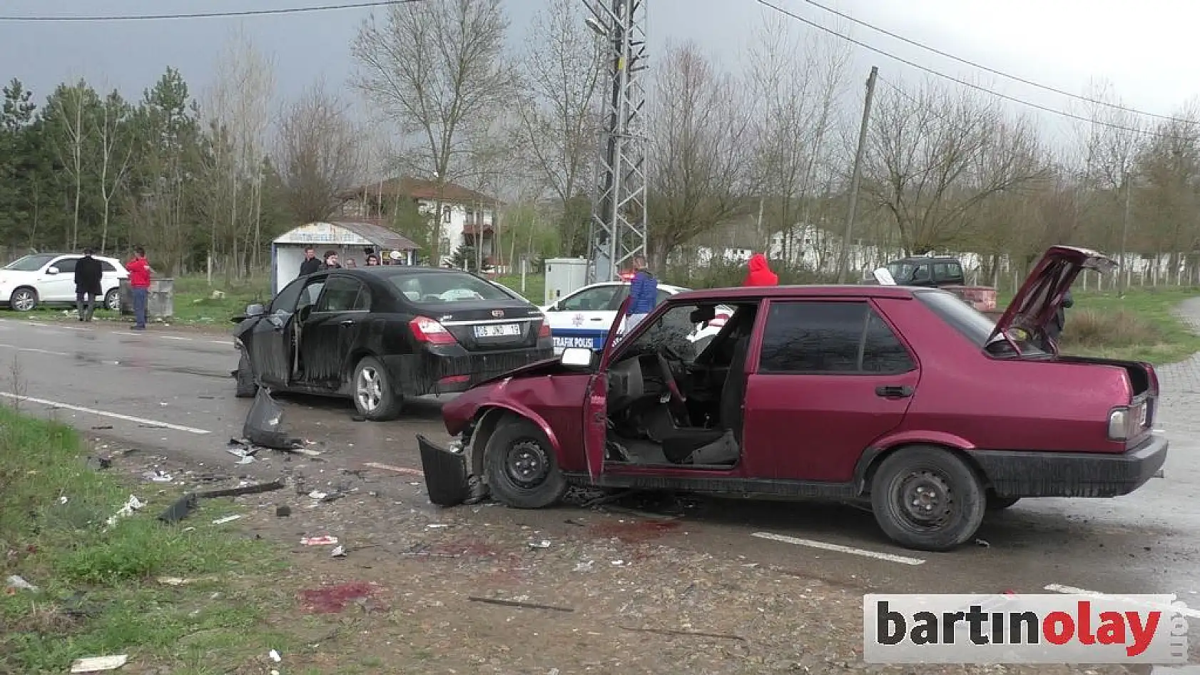 İki otomobil kafa kafaya çarpıştı