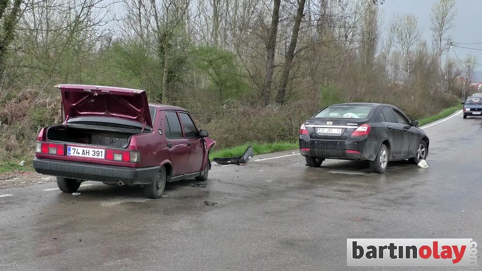 İki otomobil kafa kafaya çarpıştı