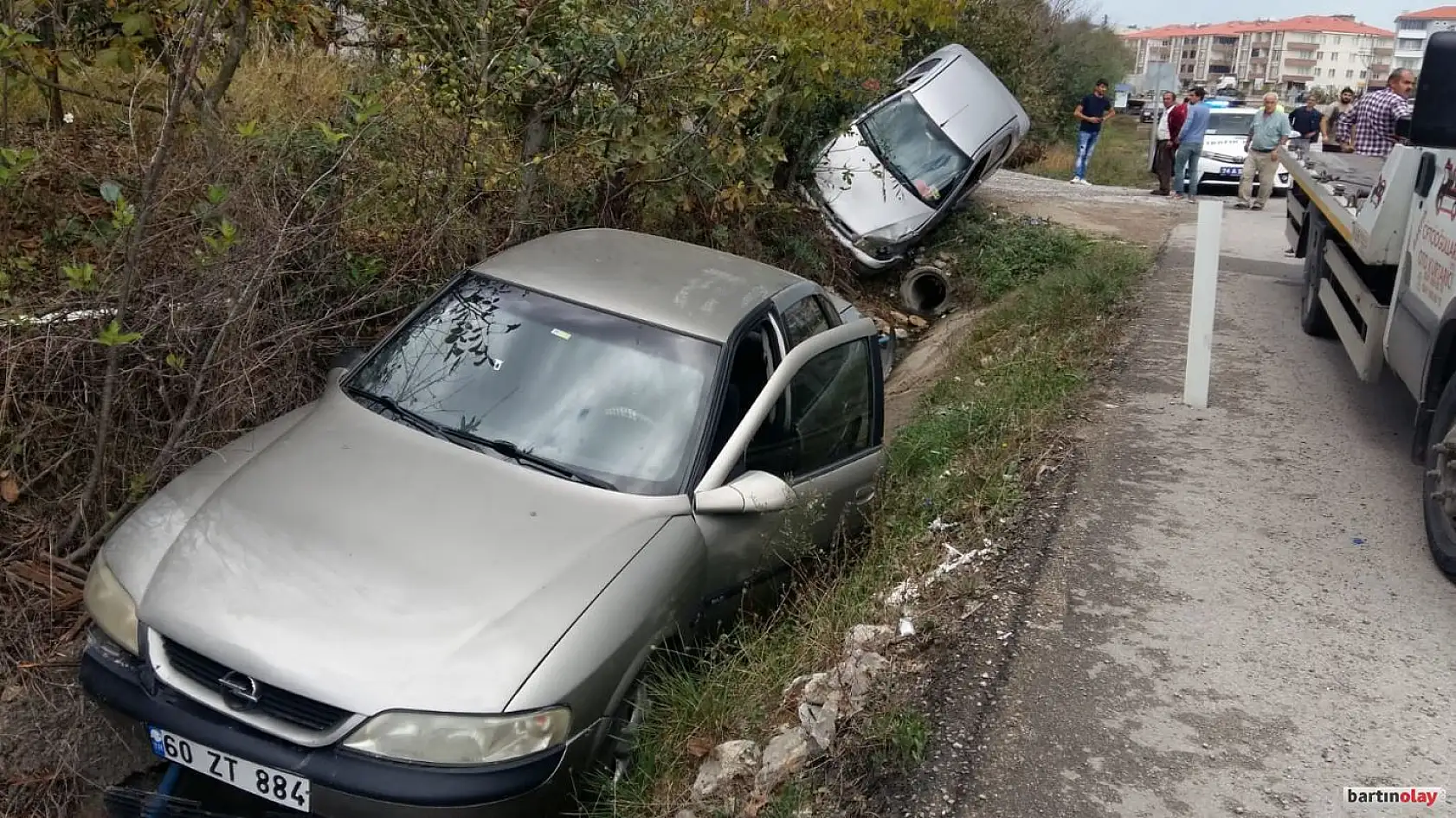 İki otomobil kanala uçtu