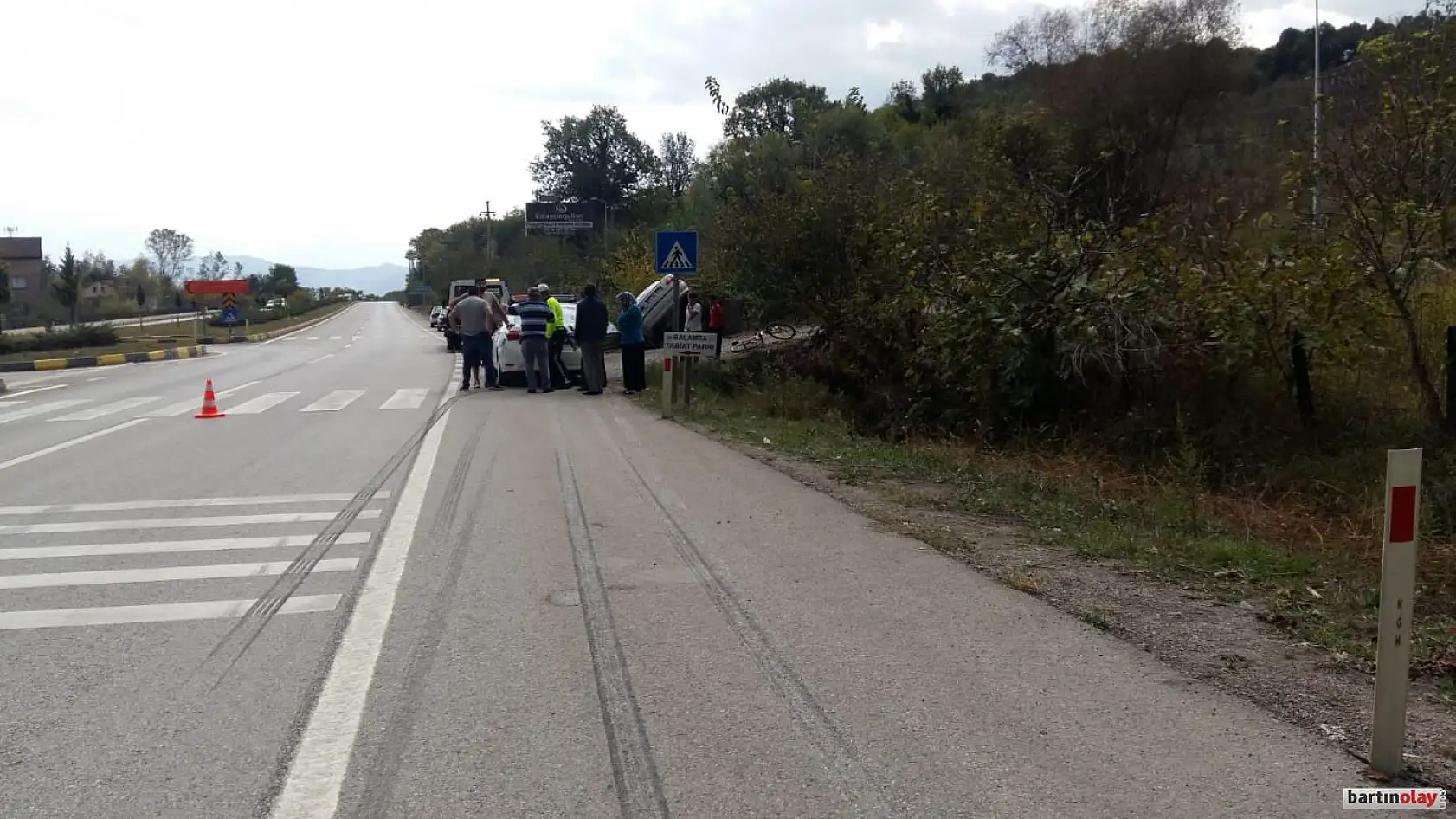 İki otomobil kanala uçtu