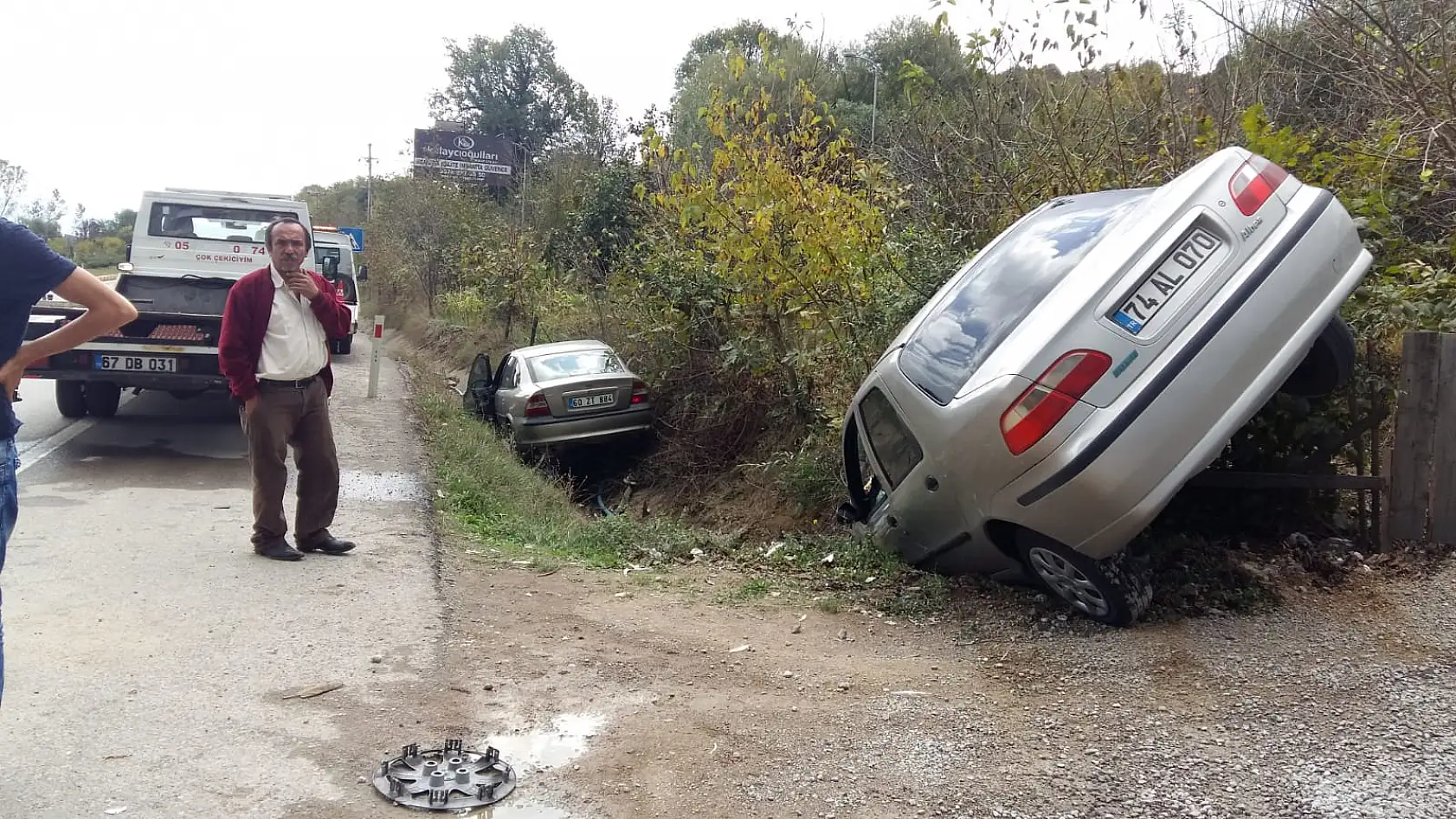 İki otomobil kanala uçtu