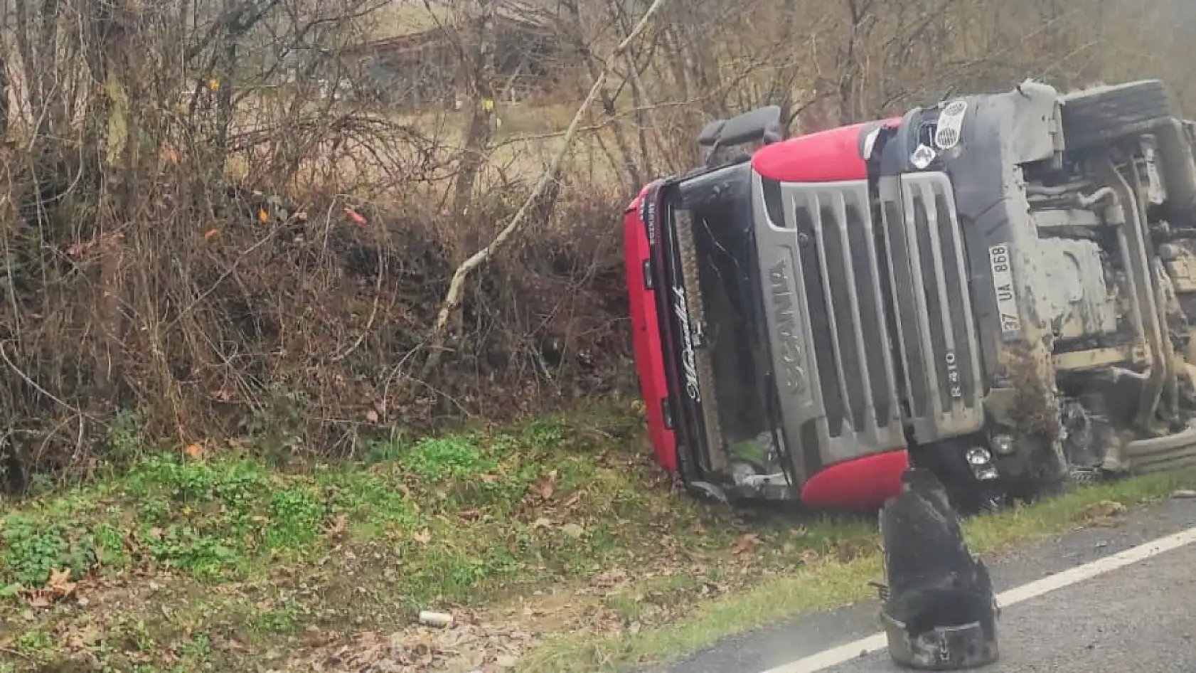 Otomobil ile çarpışan tır devrildi