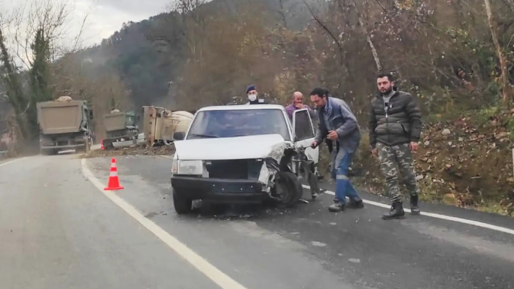 Otomobil ile çarpışan tır devrildi