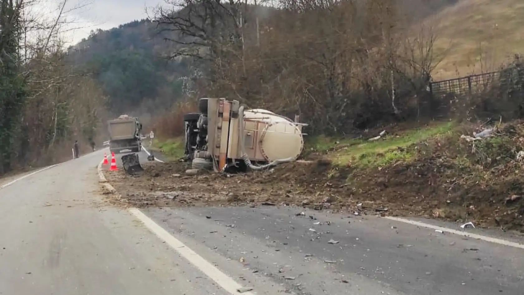 Otomobil ile çarpışan tır devrildi