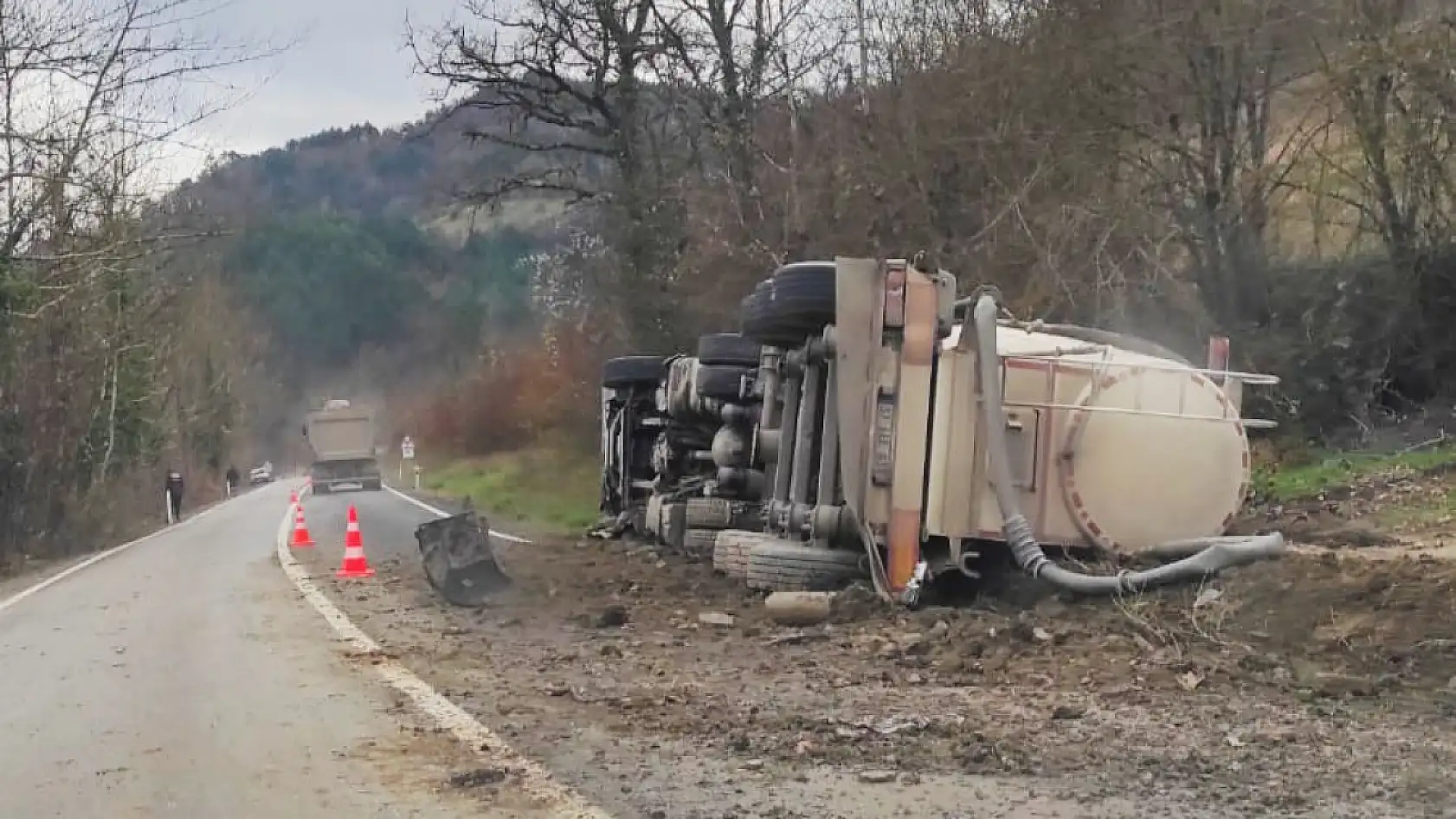 Otomobil ile çarpışan tır devrildi