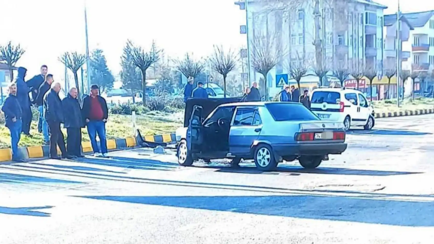 İki araç kavşakta çarpıştı