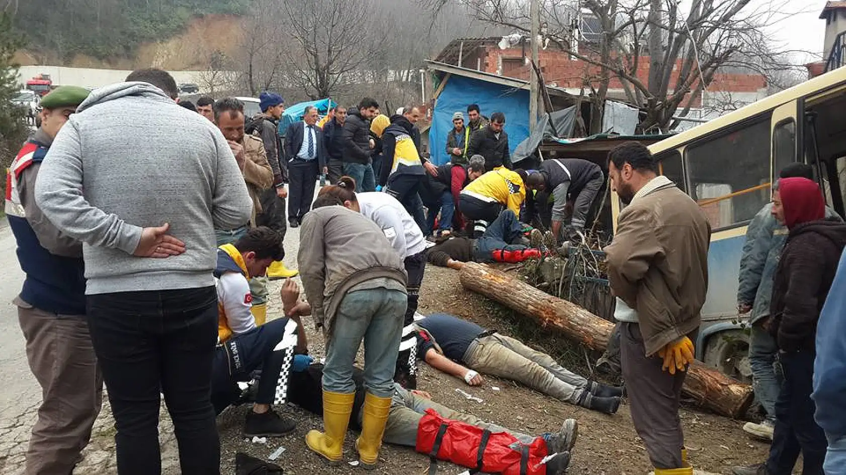 İşçileri taşıyan minibüs kaza yaptı