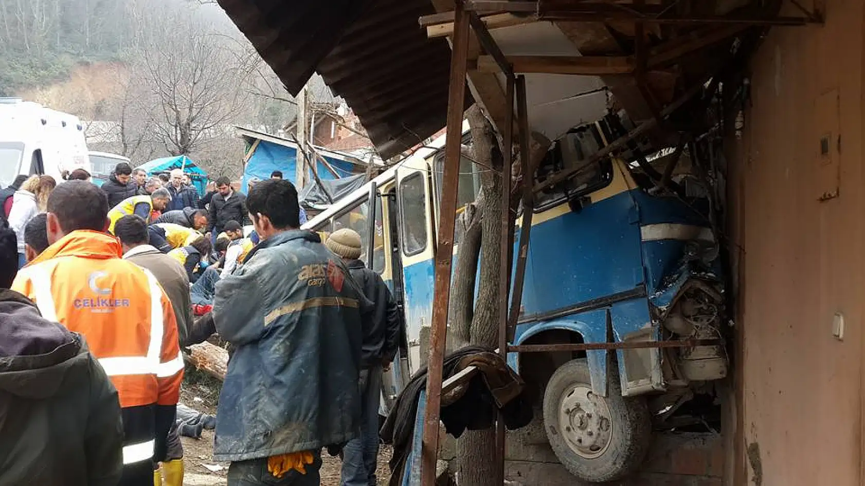 İşçileri taşıyan minibüs kaza yaptı