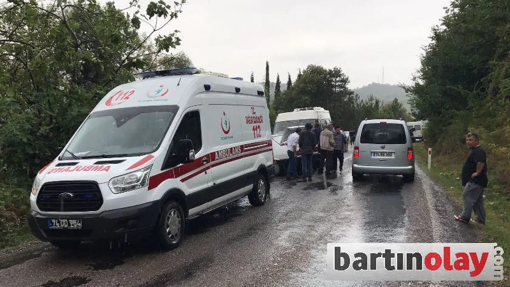 Islak yolda kaydı, minibüs ile çarpıştı