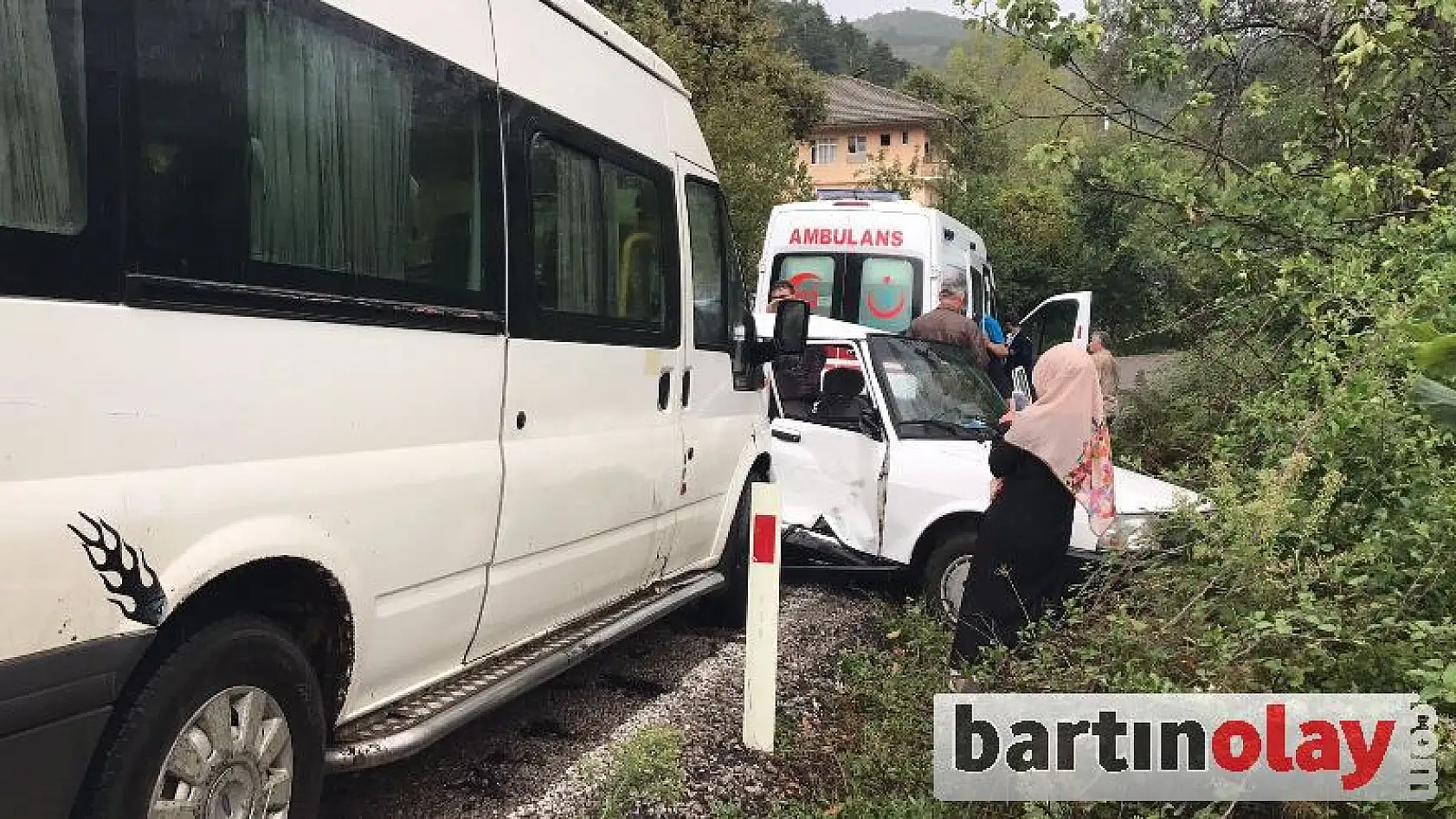 Islak yolda kaydı, minibüs ile çarpıştı