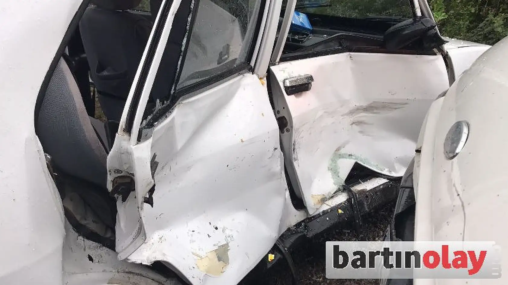 Islak yolda kaydı, minibüs ile çarpıştı