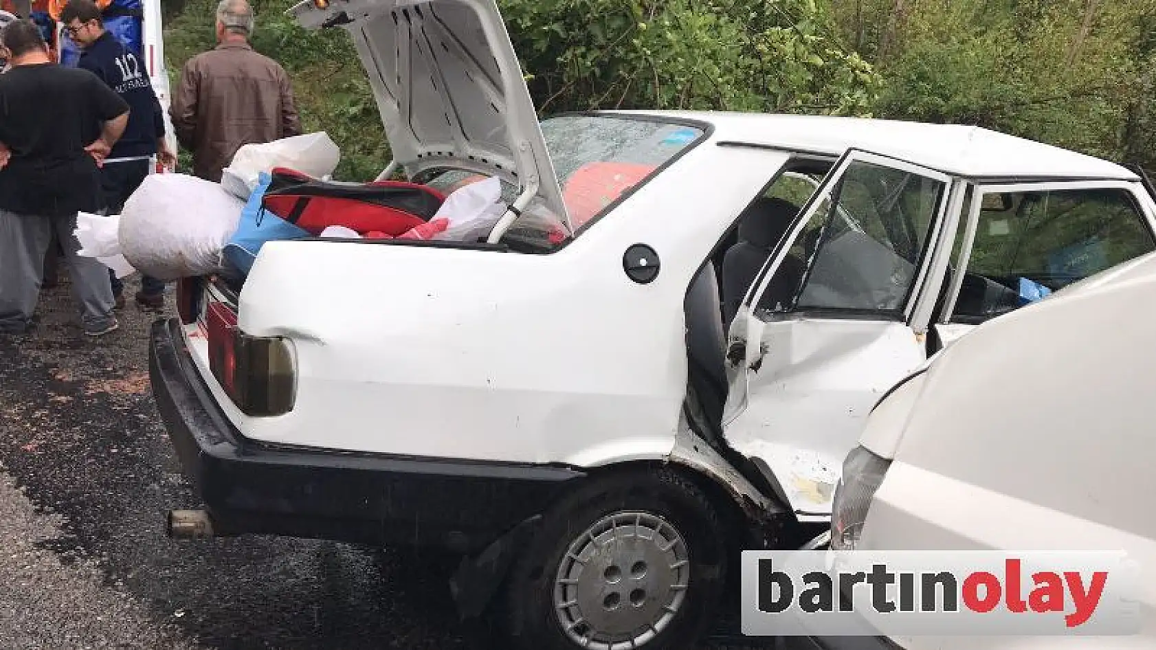 Islak yolda kaydı, minibüs ile çarpıştı