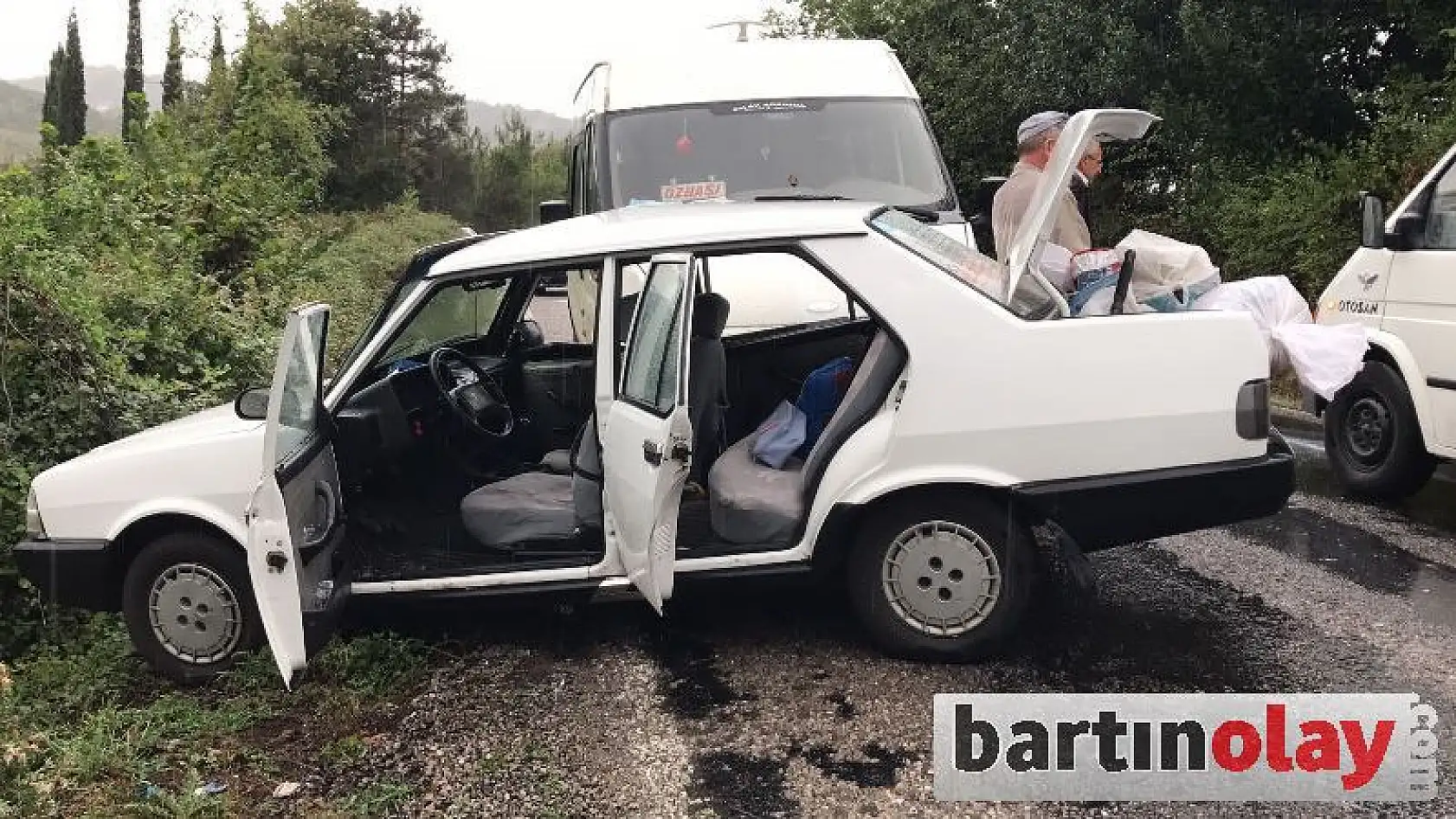 Islak yolda kaydı, minibüs ile çarpıştı