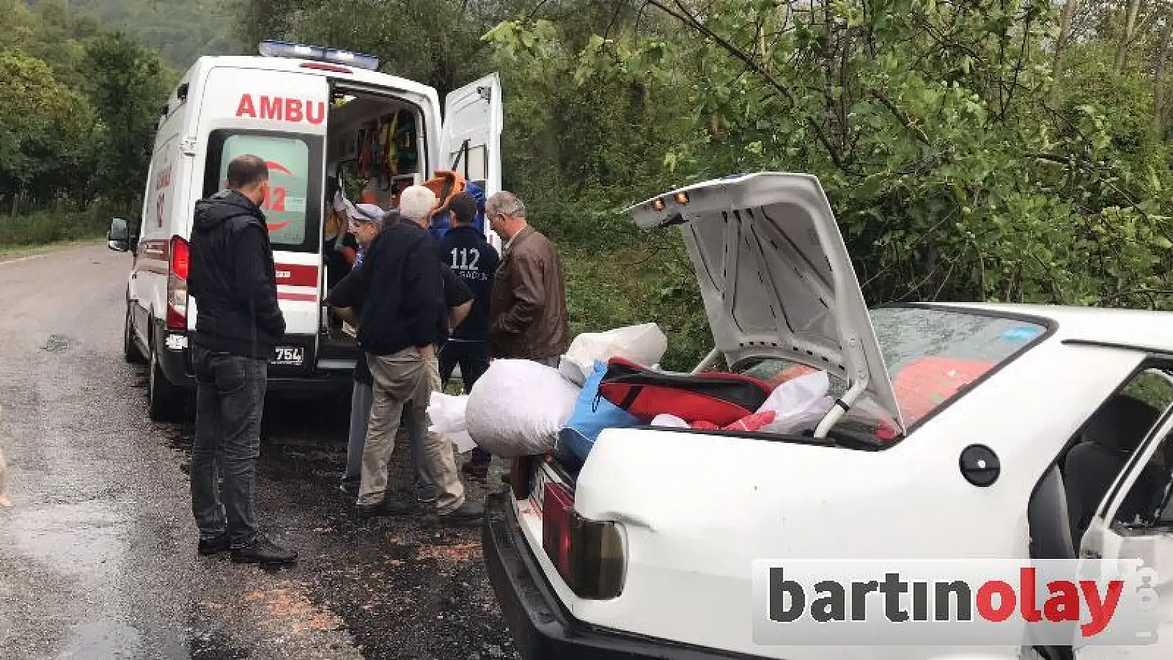 Islak yolda kaydı, minibüs ile çarpıştı