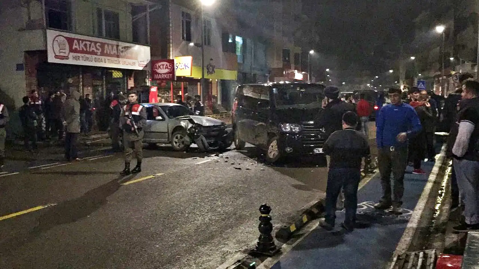 Jandarmadan kaçarken kaza yaptılar