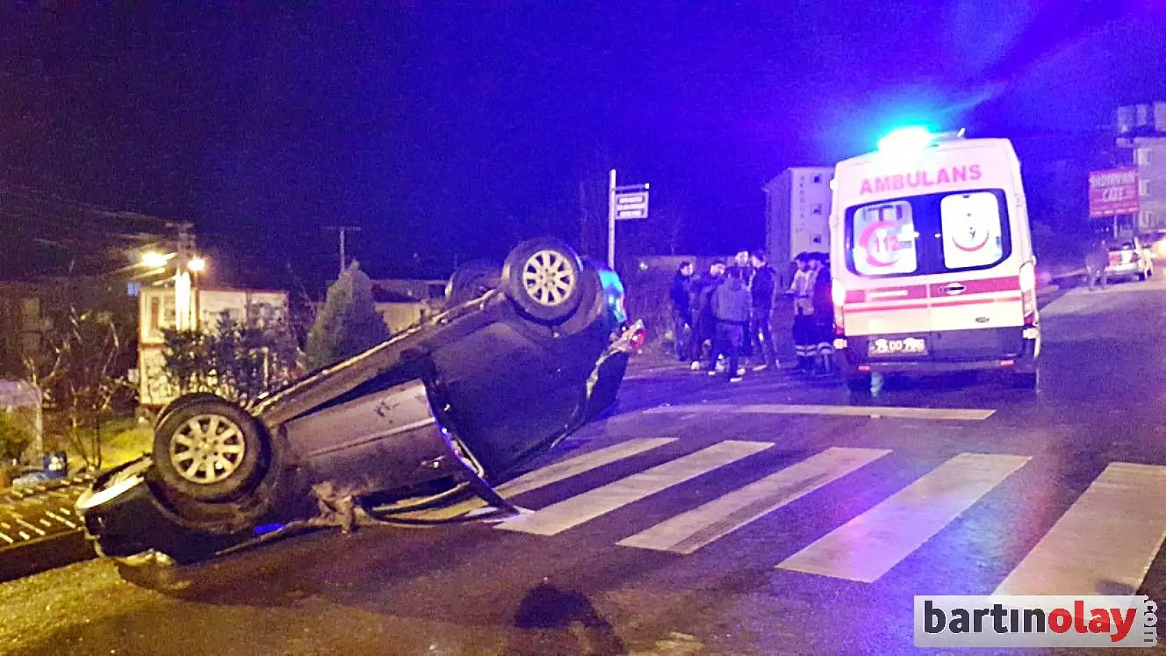 Kaldırıma çarpan otomobil takla attı