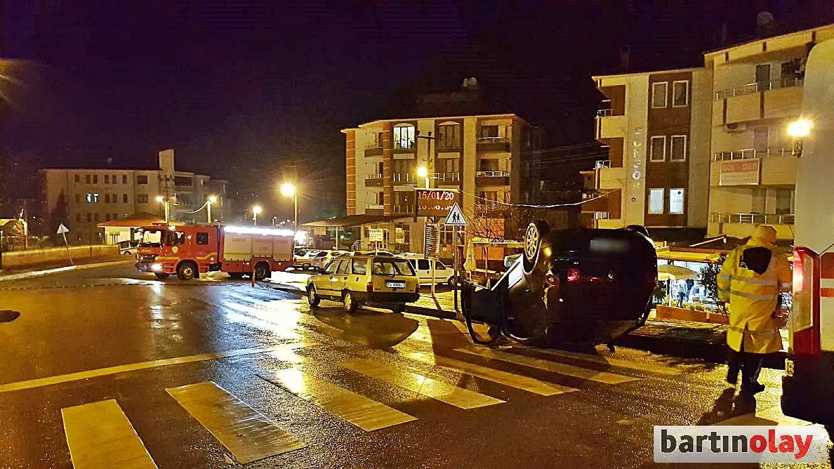 Kaldırıma çarpan otomobil takla attı