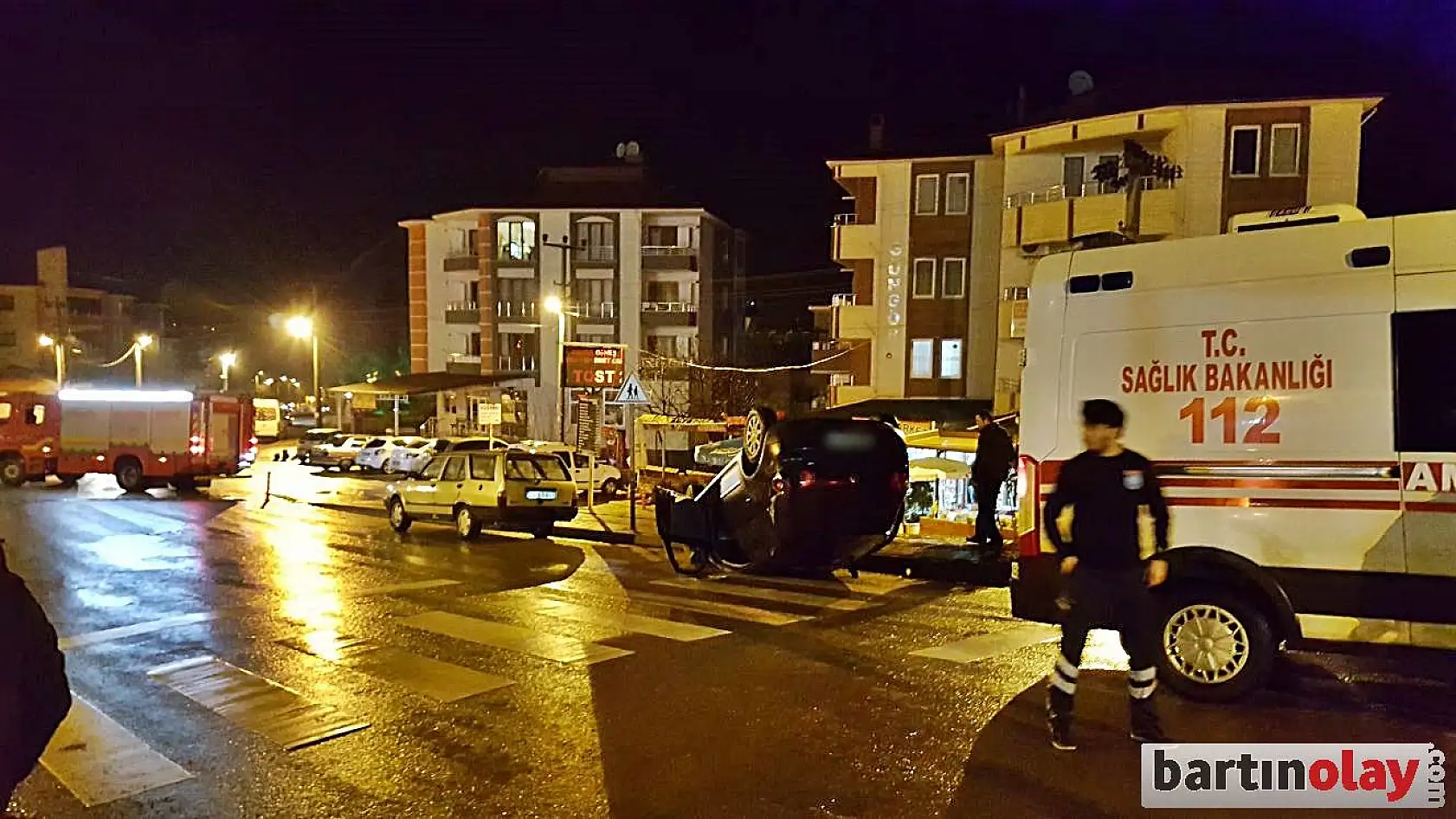 Kaldırıma çarpan otomobil takla attı