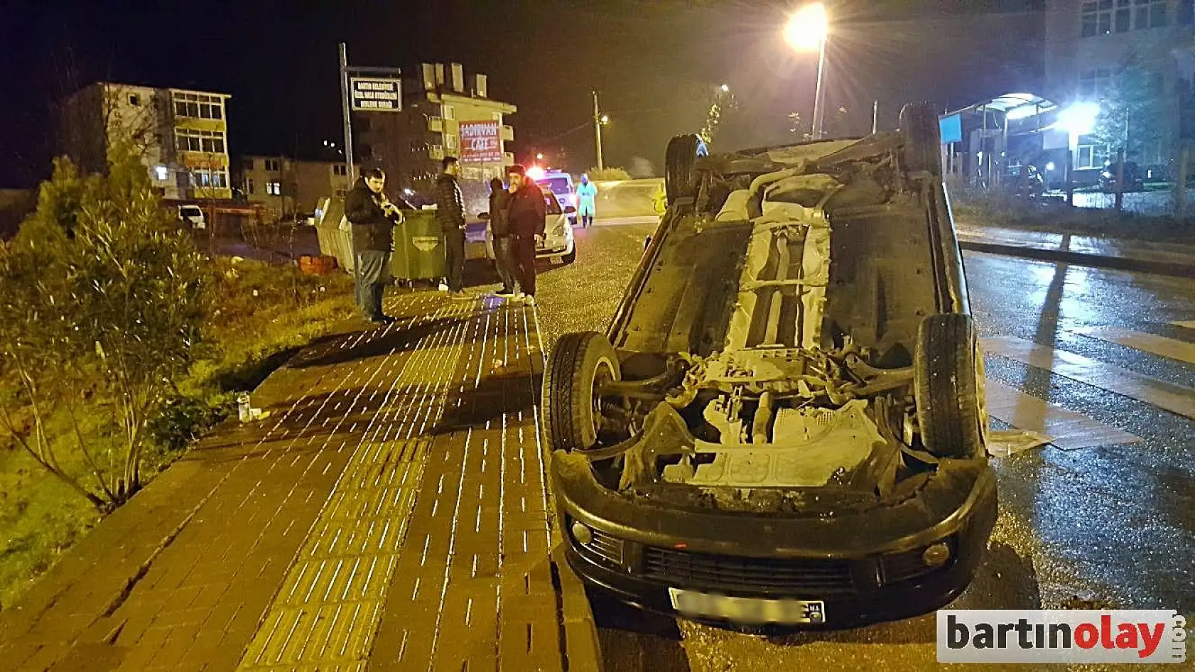 Kaldırıma çarpan otomobil takla attı