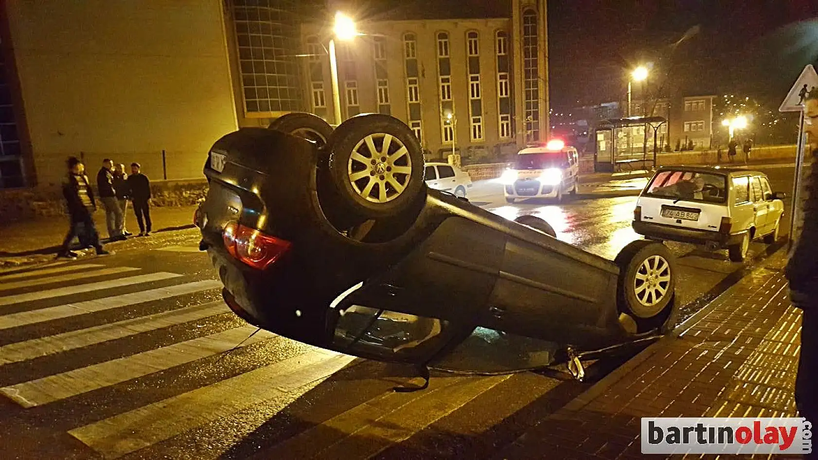 Kaldırıma çarpan otomobil takla attı