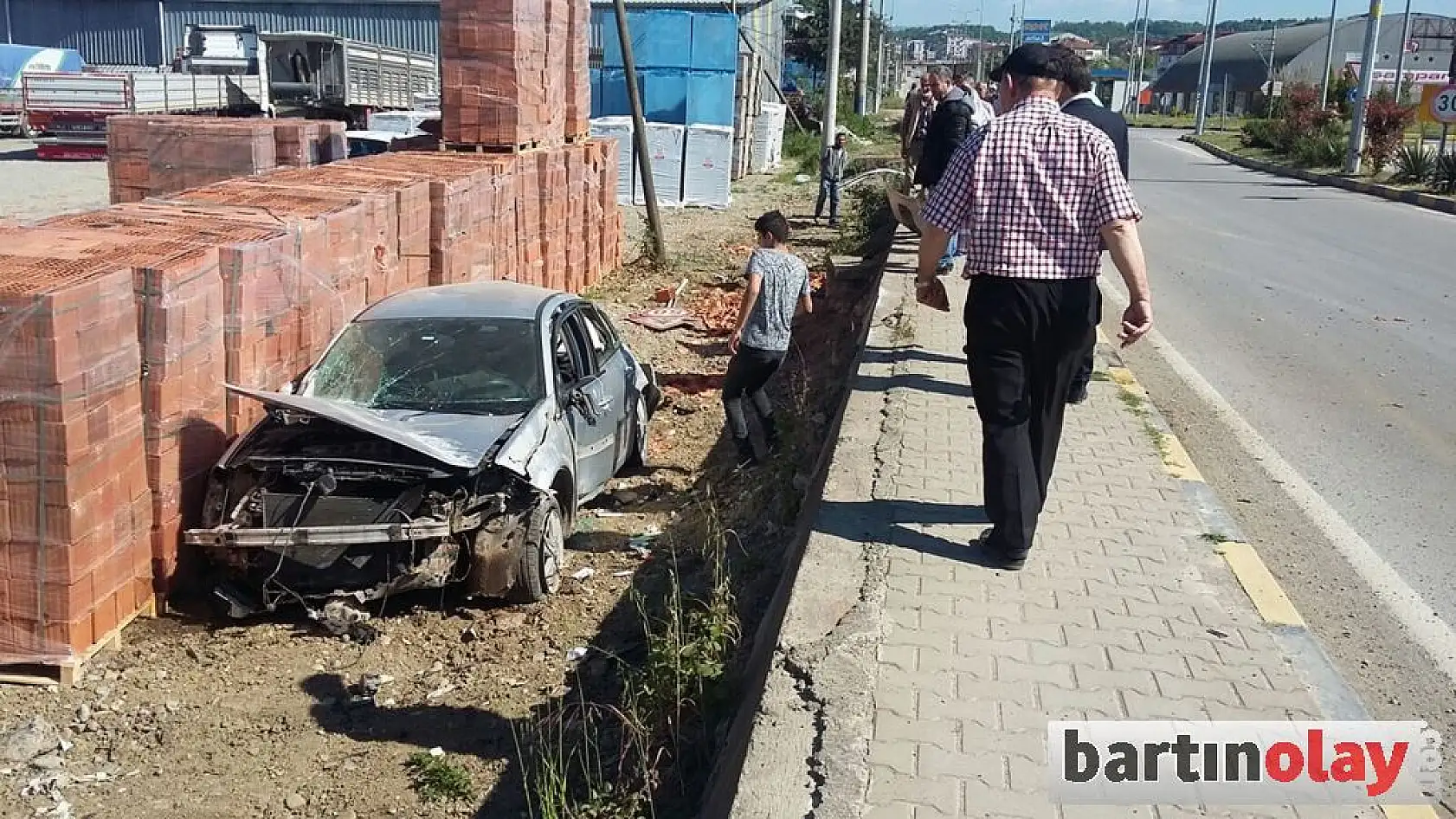 Kaldırımı aşıp şarampole uçtu