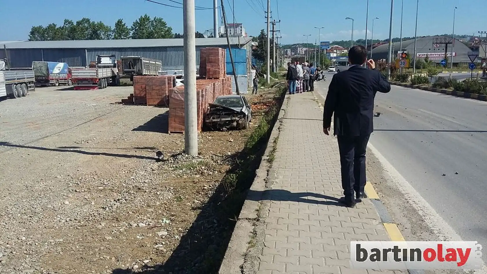 Kaldırımı aşıp şarampole uçtu