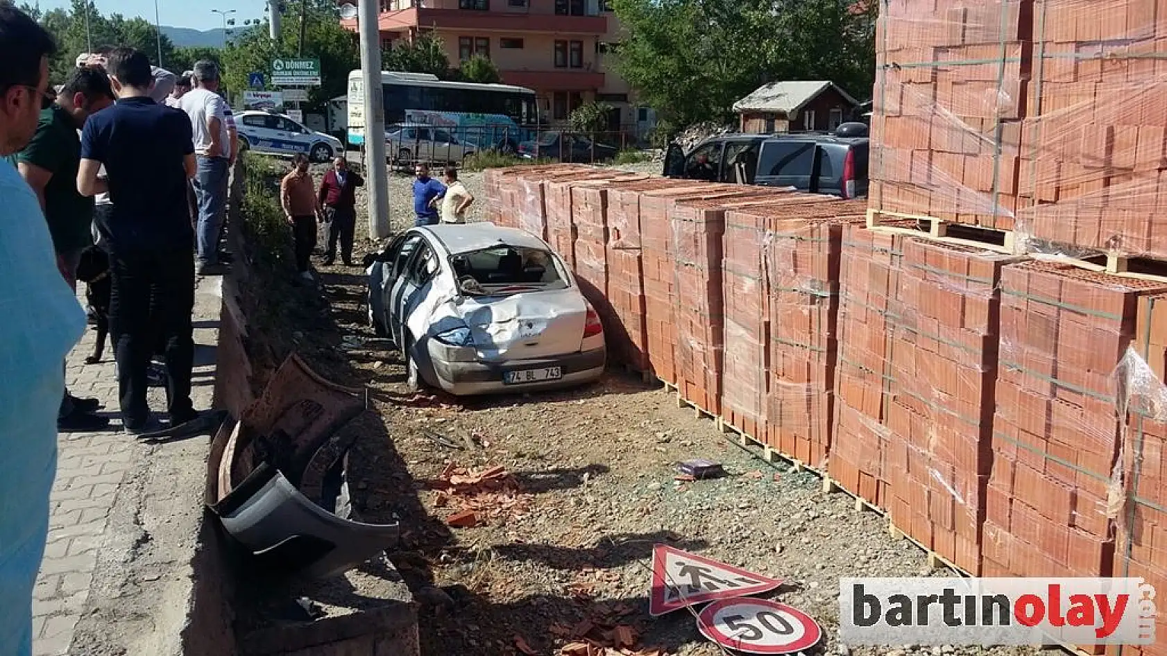 Kaldırımı aşıp şarampole uçtu