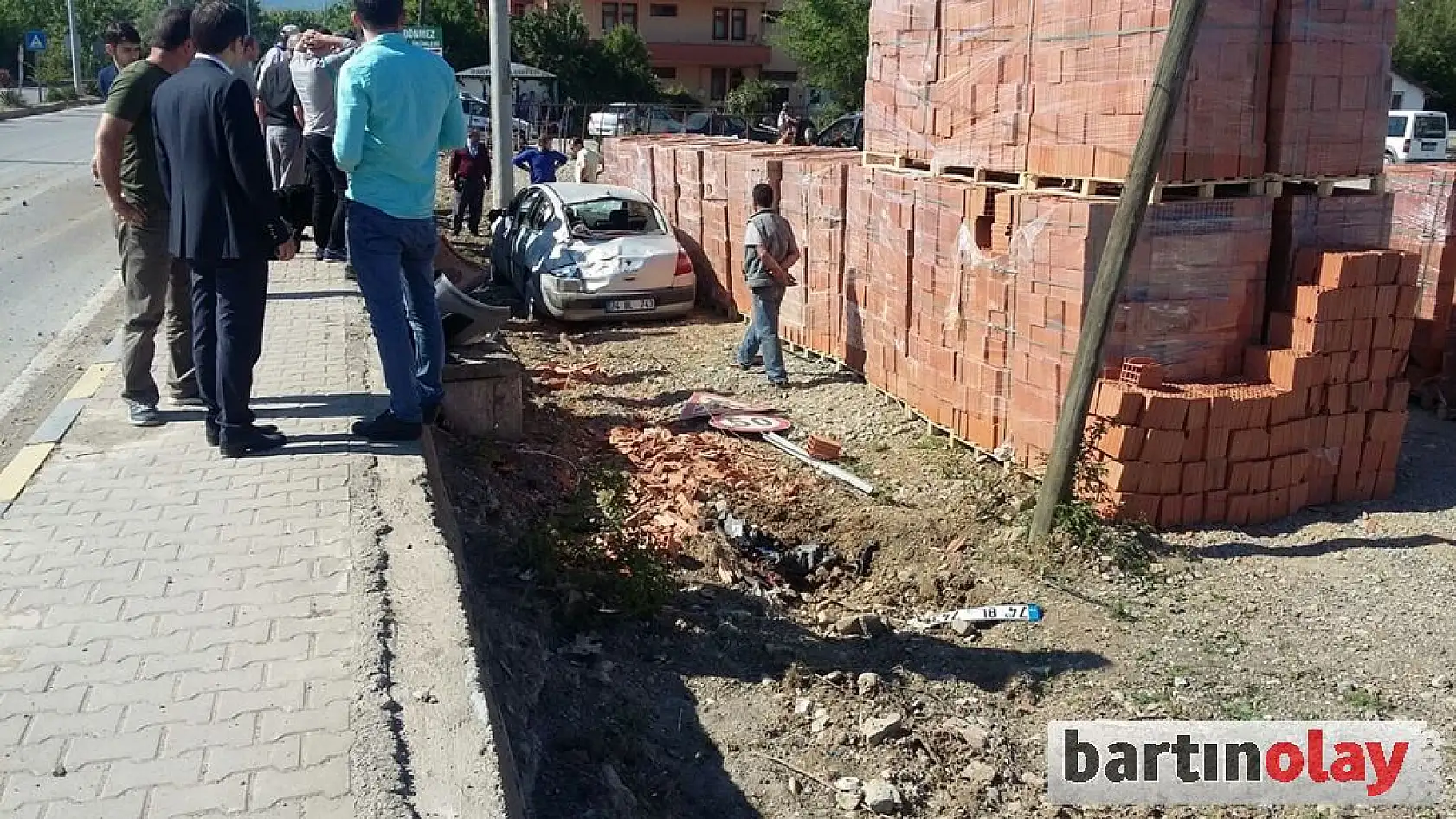 Kaldırımı aşıp şarampole uçtu