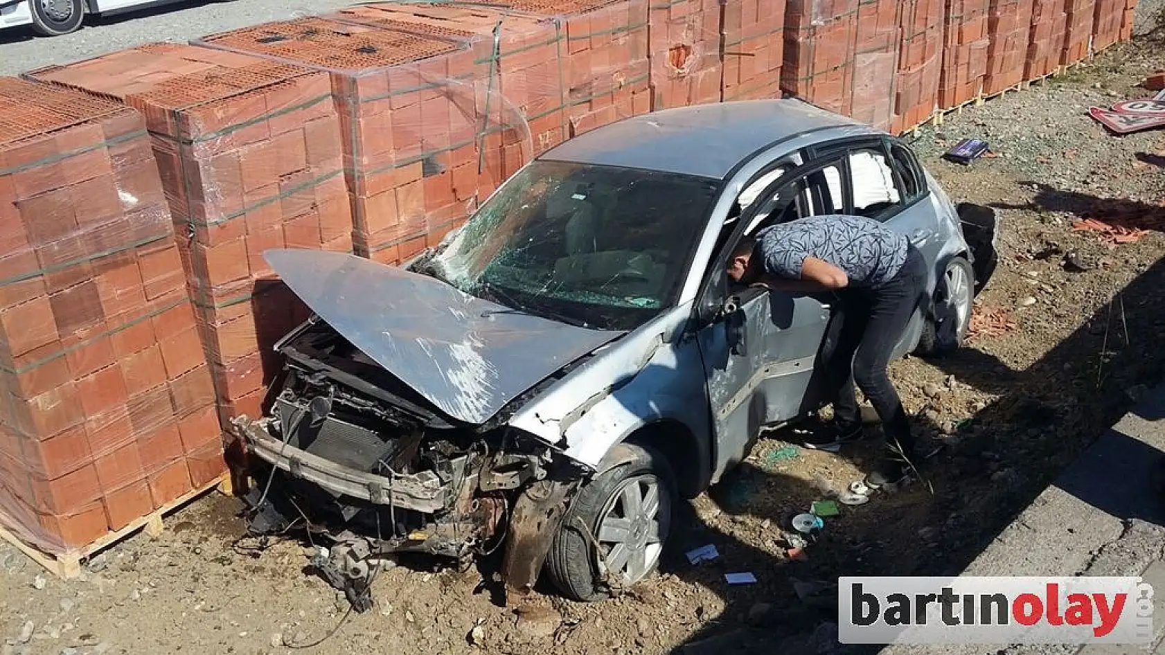 Kaldırımı aşıp şarampole uçtu