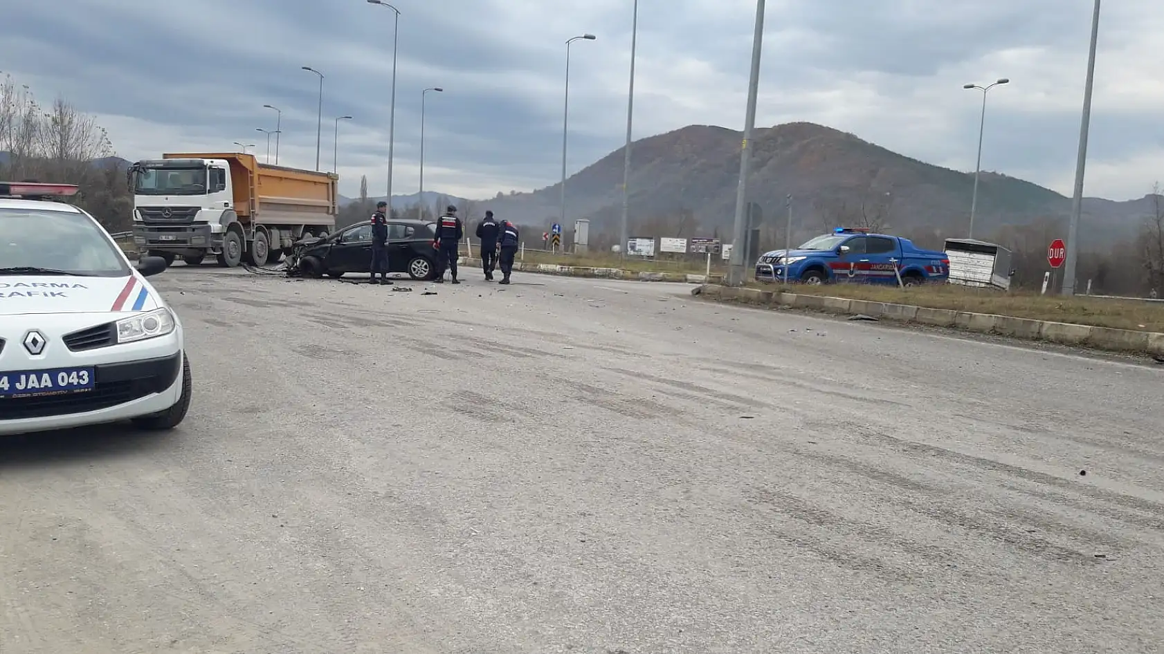 Kamyon ile otomobil çarpıştı