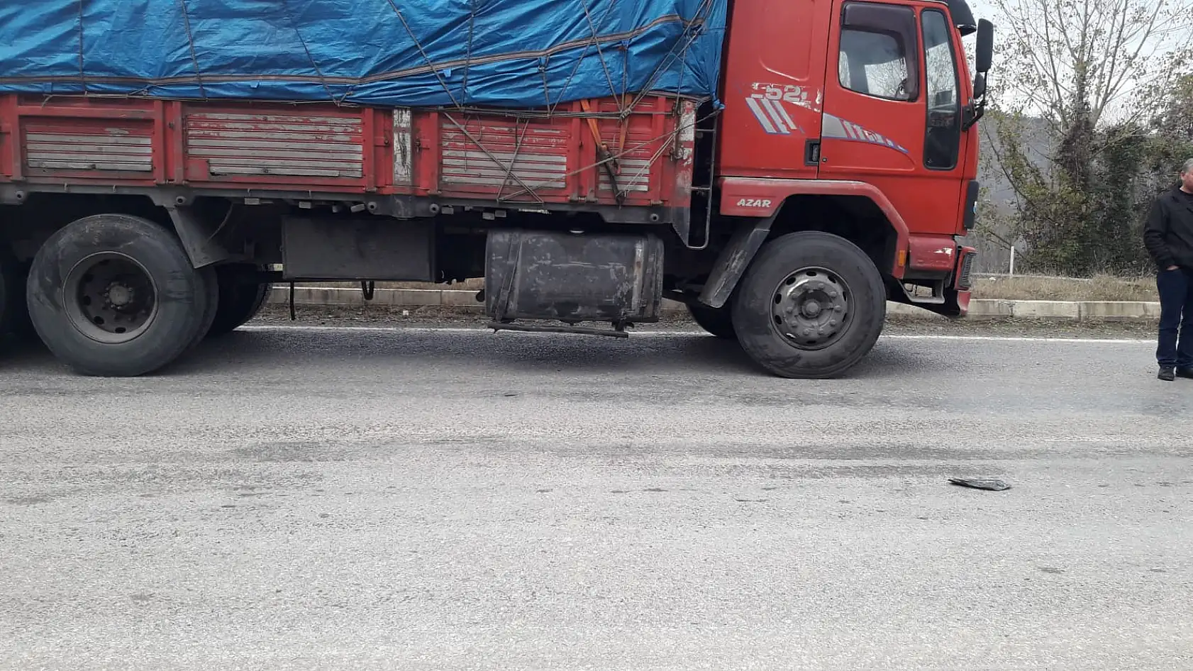 Kamyon ile otomobil çarpıştı