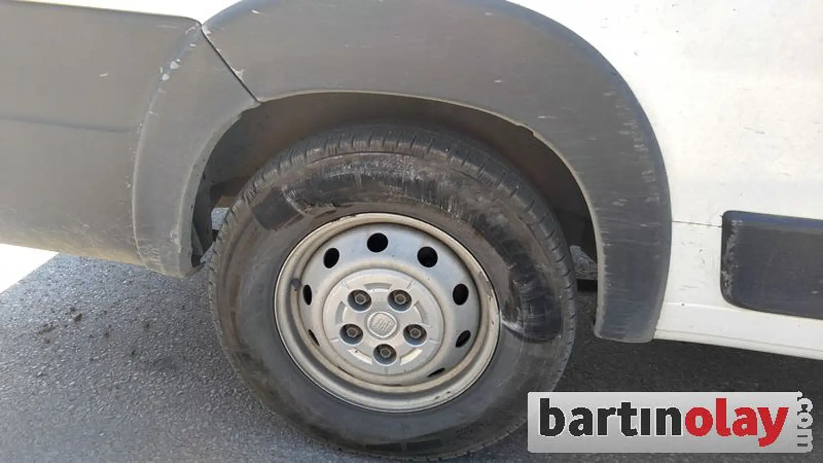 Kamyon lastiği bomba gibi patladı