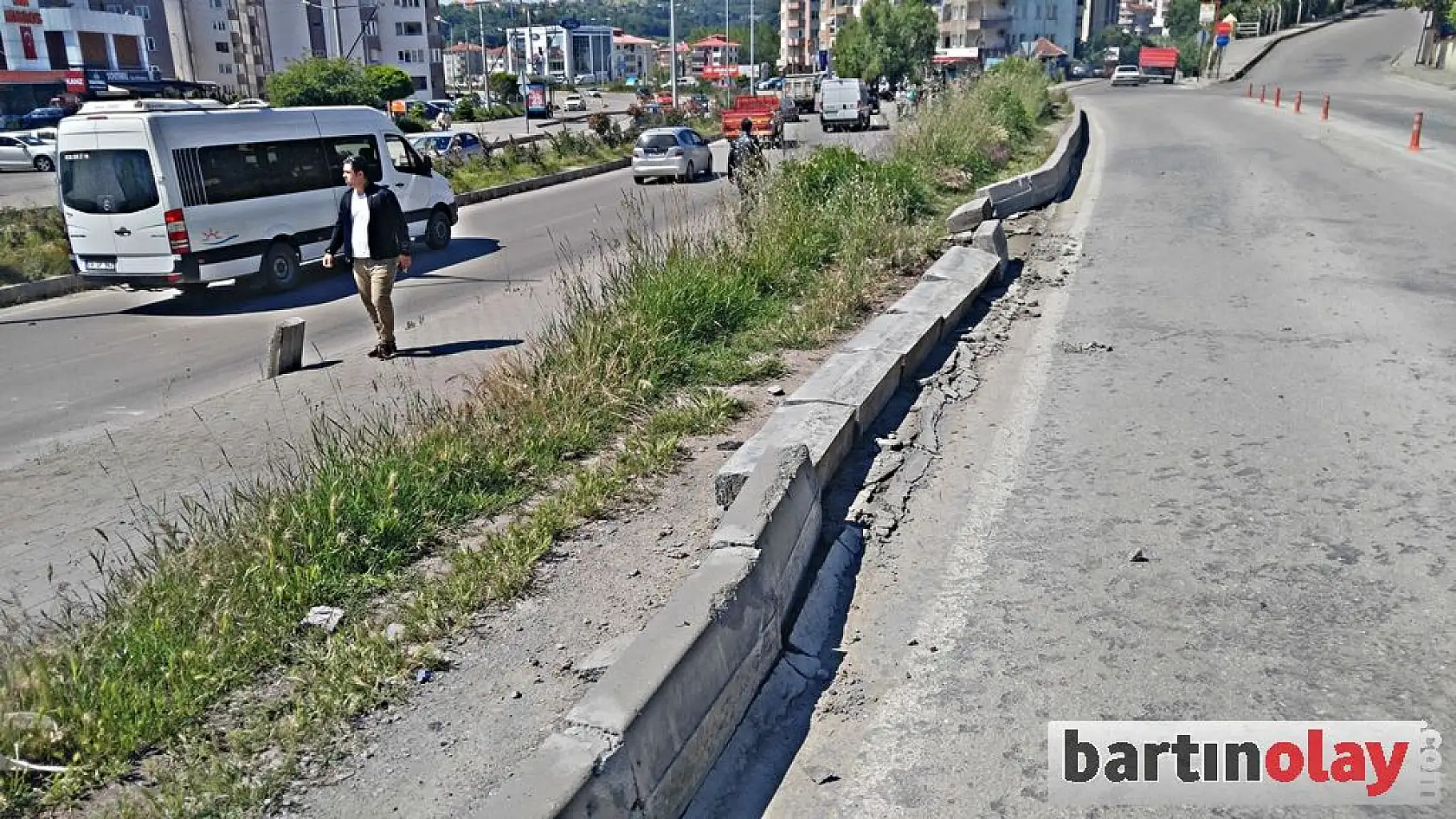 Kamyon lastiği bomba gibi patladı