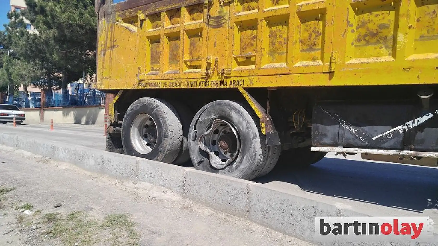 Kamyon lastiği bomba gibi patladı