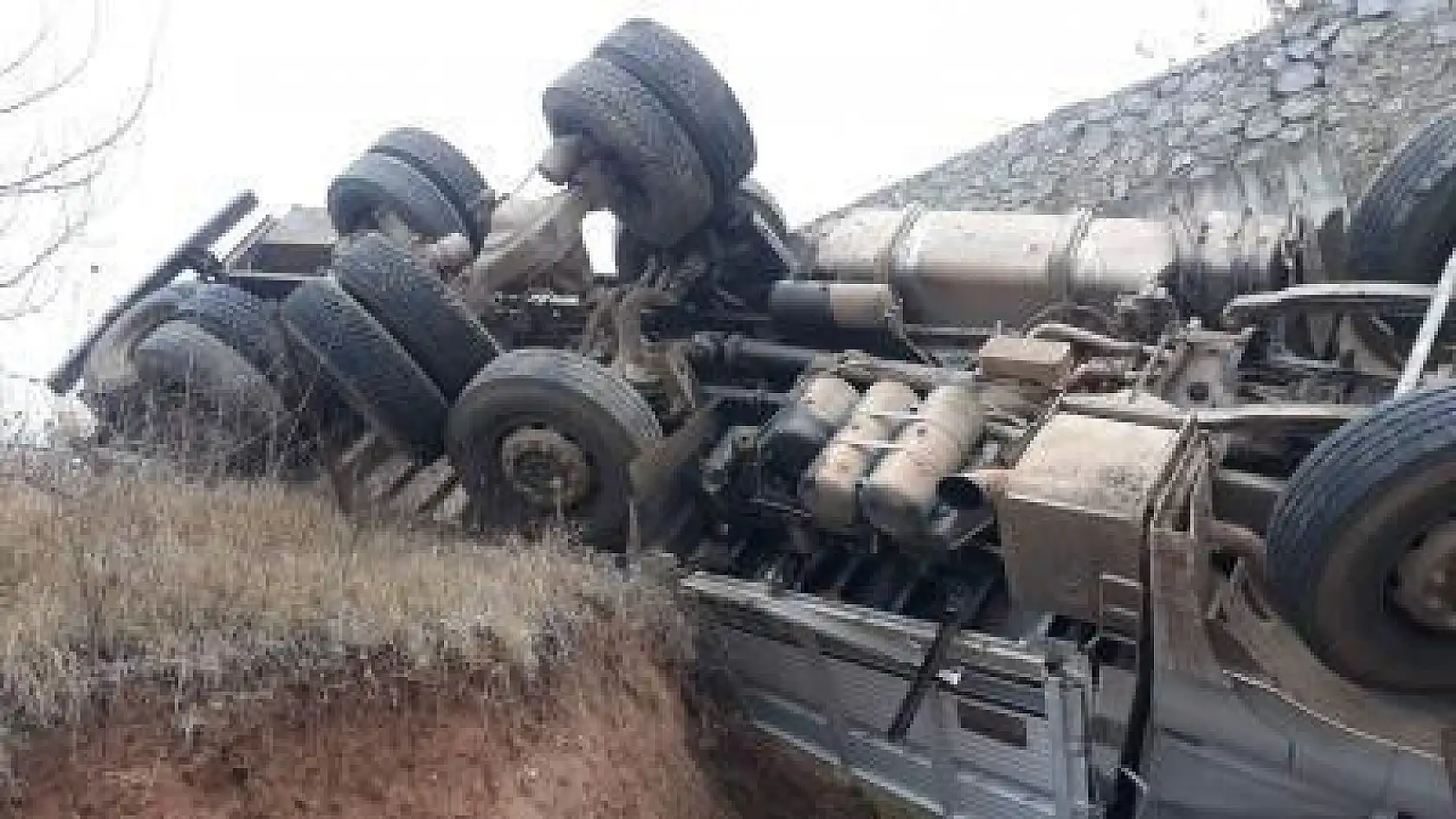 Kamyon şarampole uçtu, 1 ölü