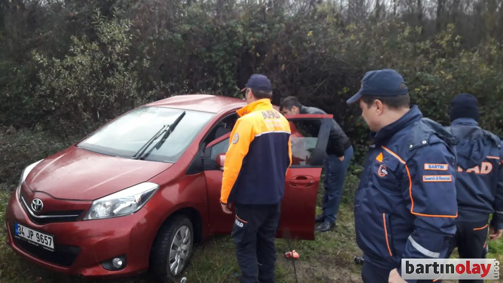 Kamyonet ile otomobil çarpıştı