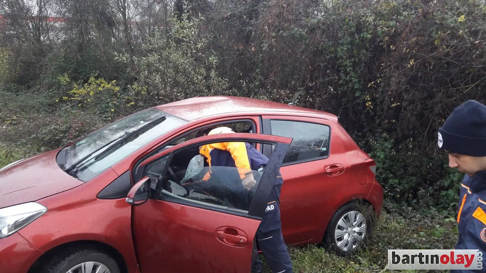 Kamyonet ile otomobil çarpıştı