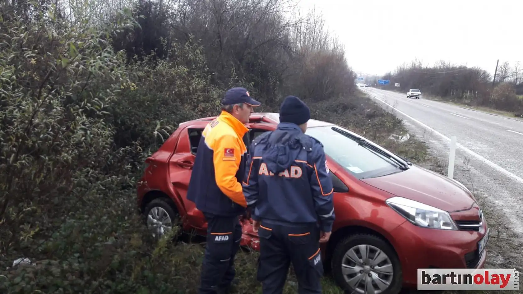 Kamyonet ile otomobil çarpıştı