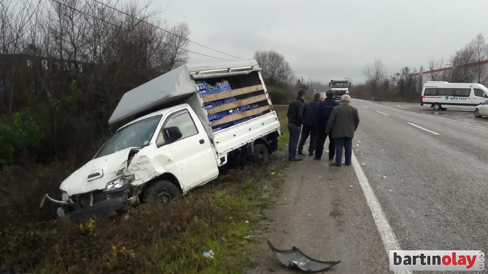 Kamyonet ile otomobil çarpıştı