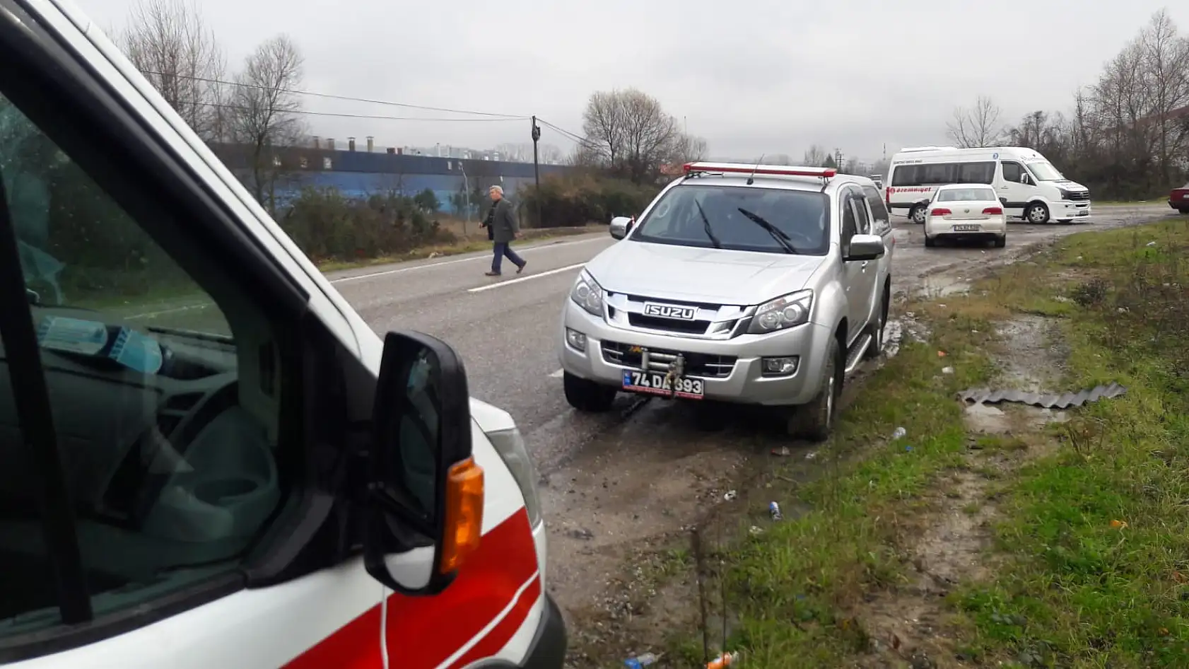 Kamyonet ile otomobil çarpıştı