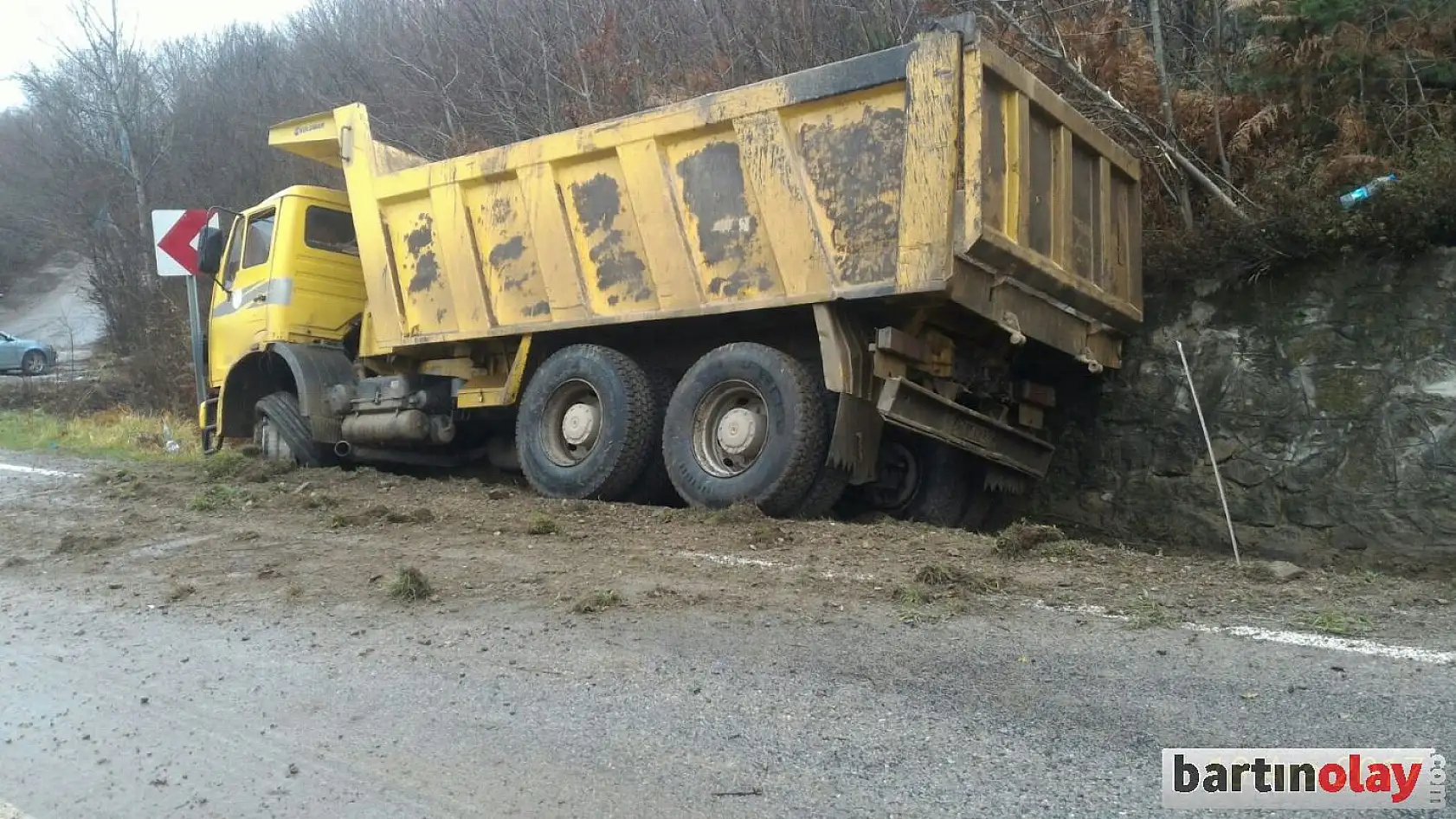 Kayan Kamyon duvara çarptı