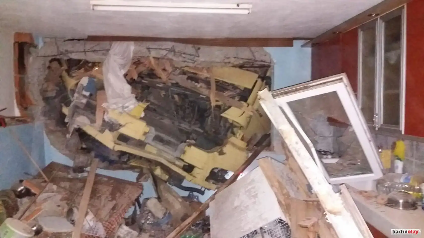 Kontrolden çıkan kamyon eve çarptı