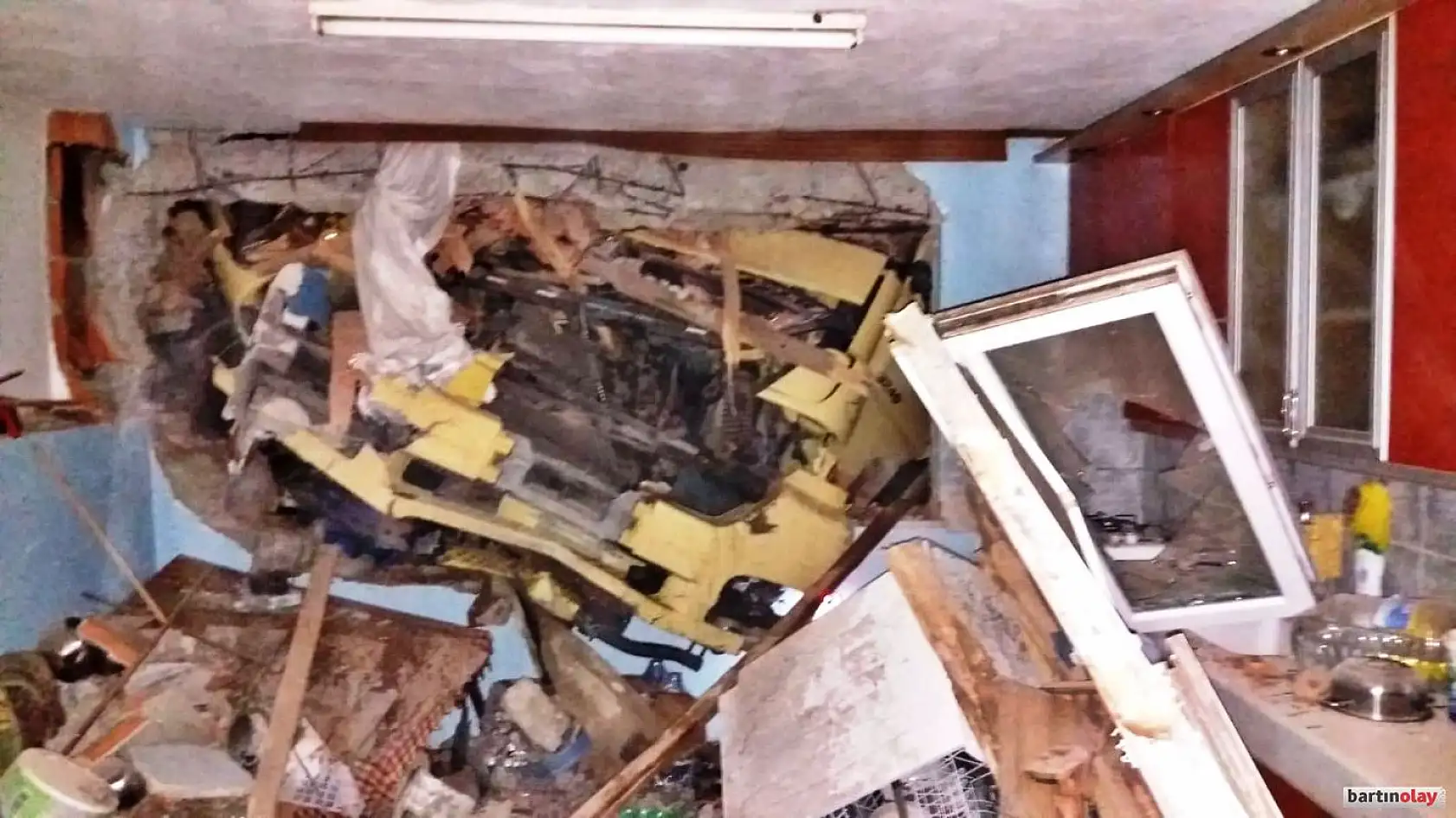 Kontrolden çıkan kamyon eve çarptı