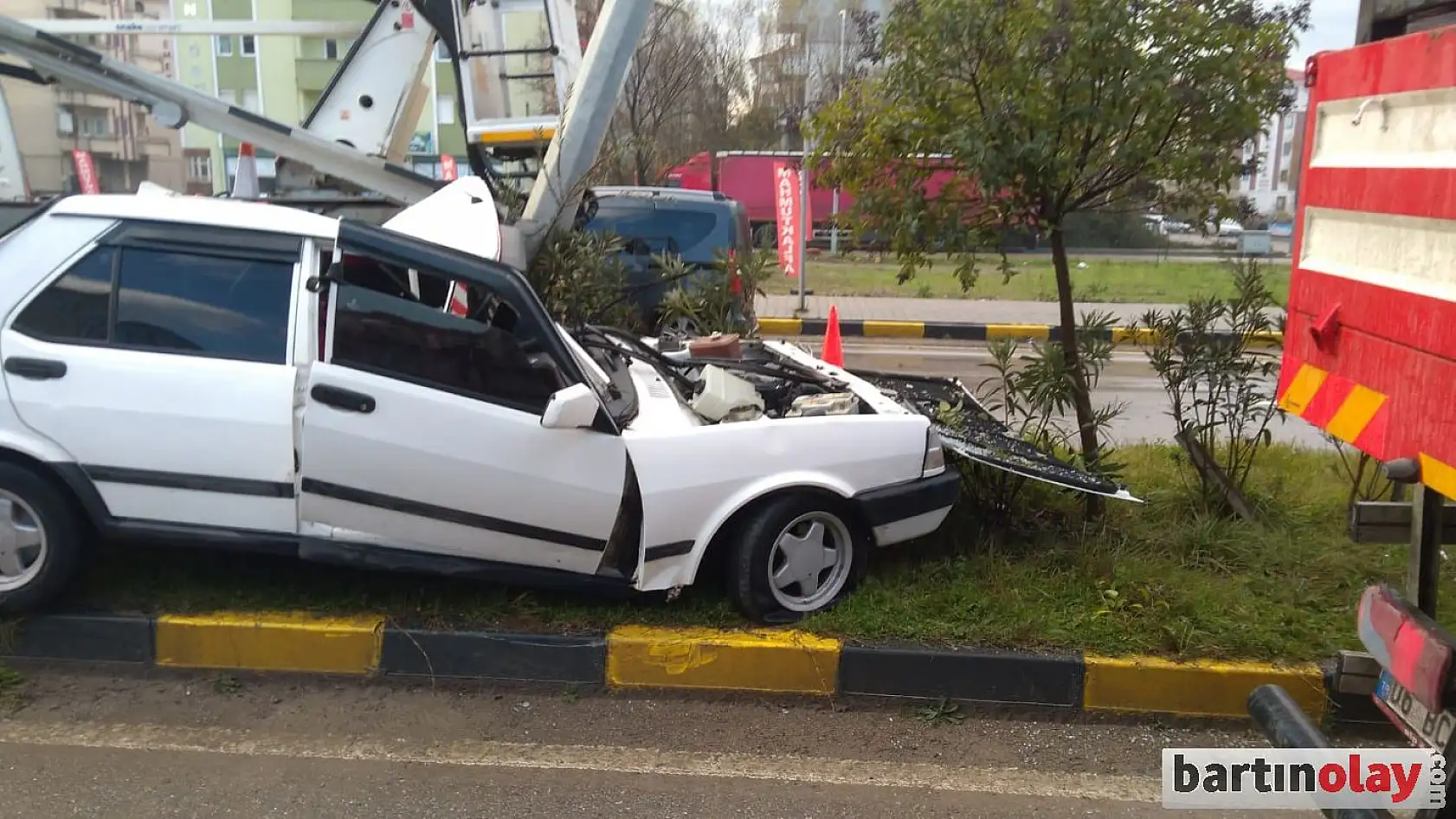 Kontrolden çıkıp elektrik direğine çarptı