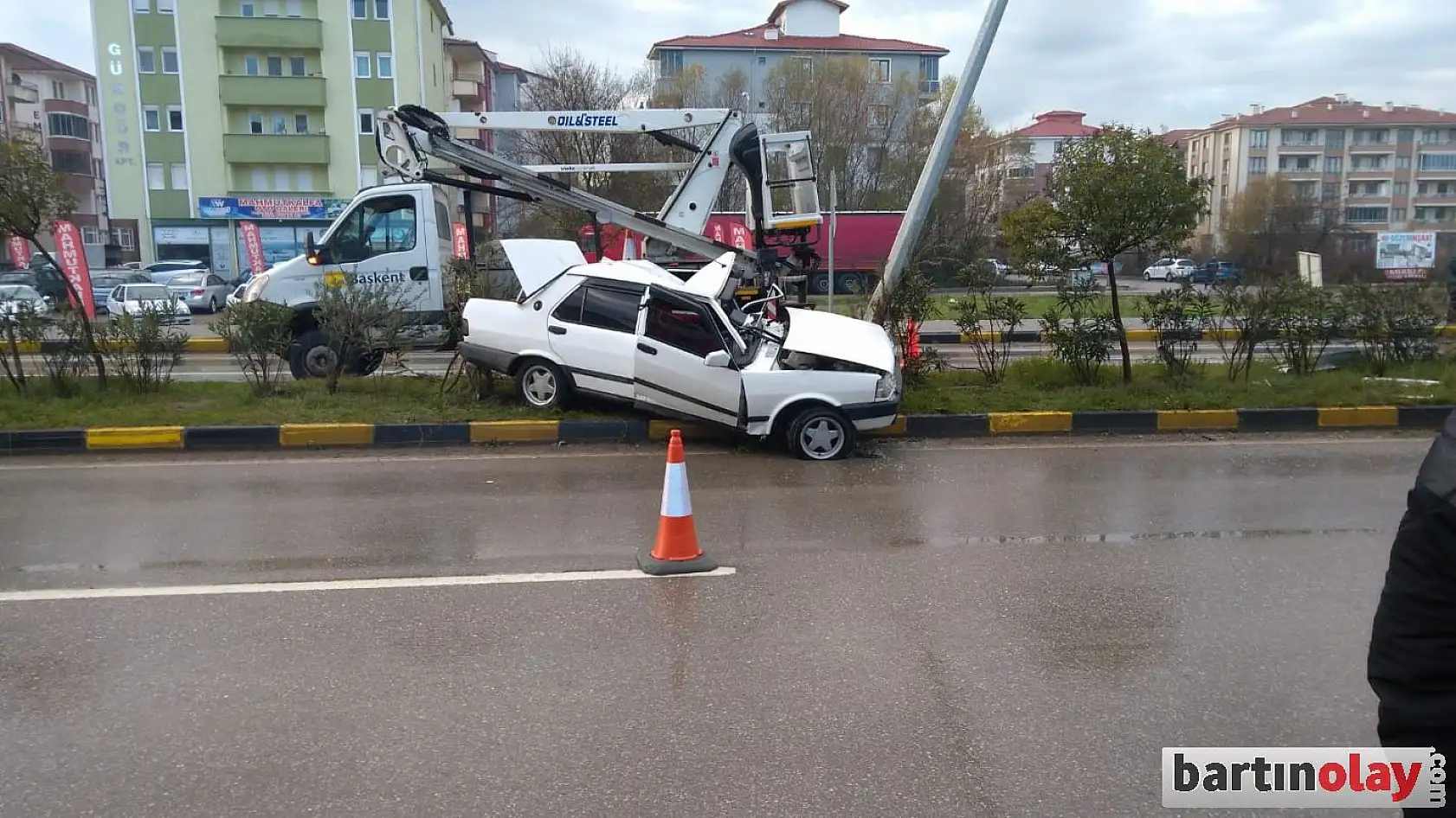 Kontrolden çıkıp elektrik direğine çarptı