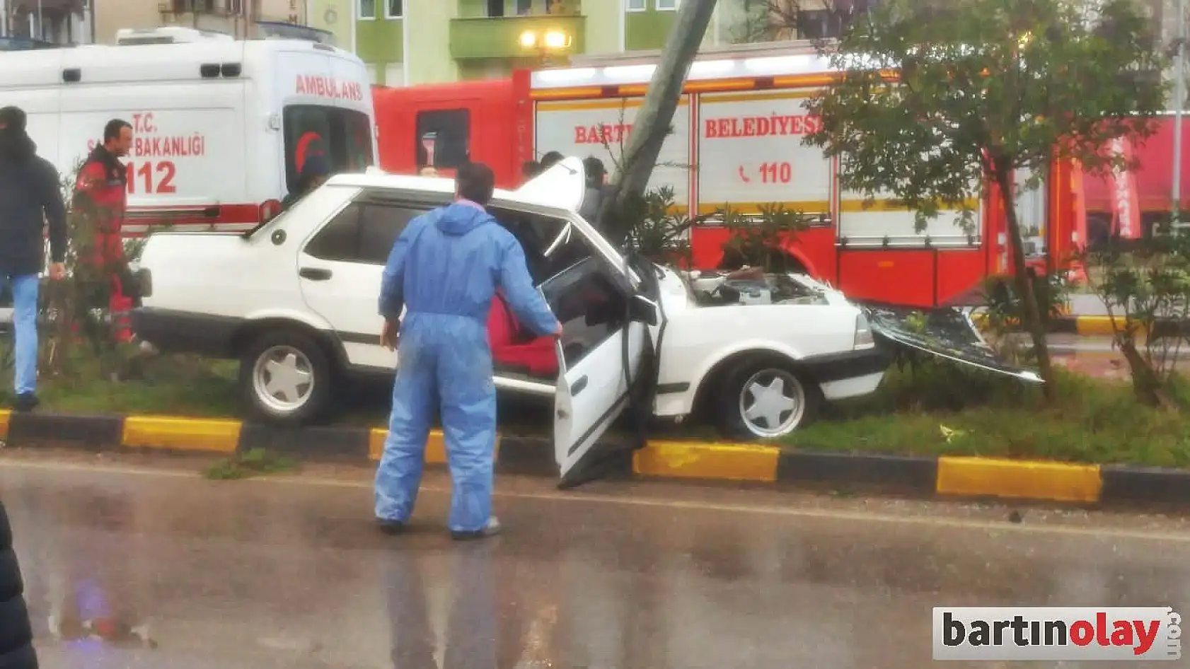 Kontrolden çıkıp elektrik direğine çarptı