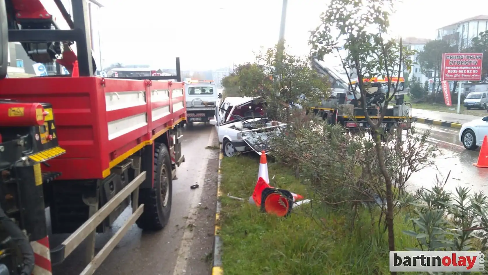 Kontrolden çıkıp elektrik direğine çarptı