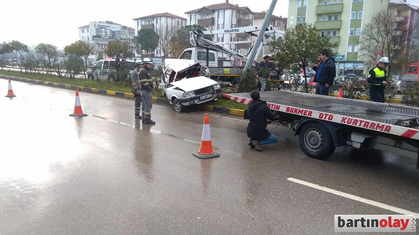 Kontrolden çıkıp elektrik direğine çarptı