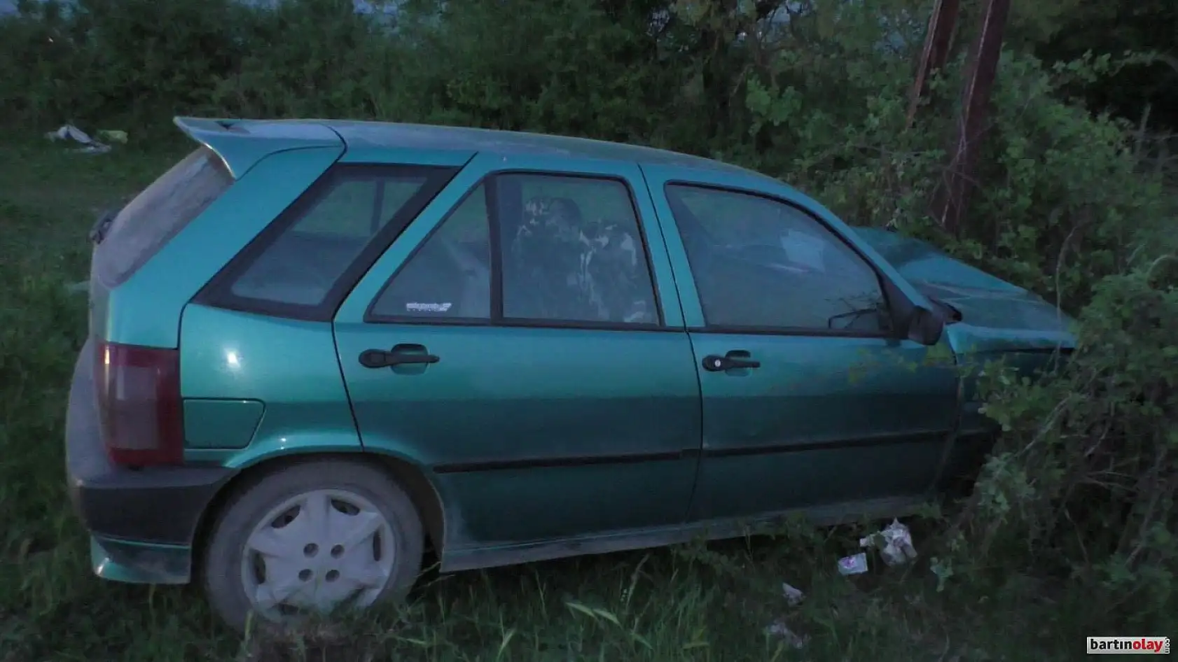 Kontrolden çıktı, direğe çarptı